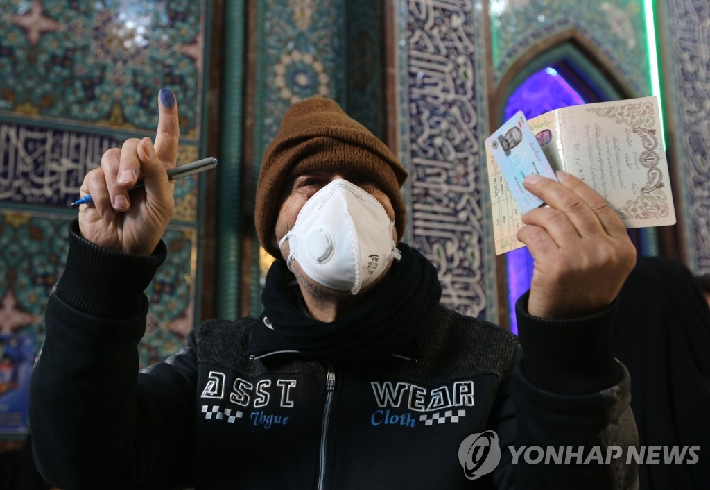 코로나19 탓 마스크 투표하는 이란 유권자