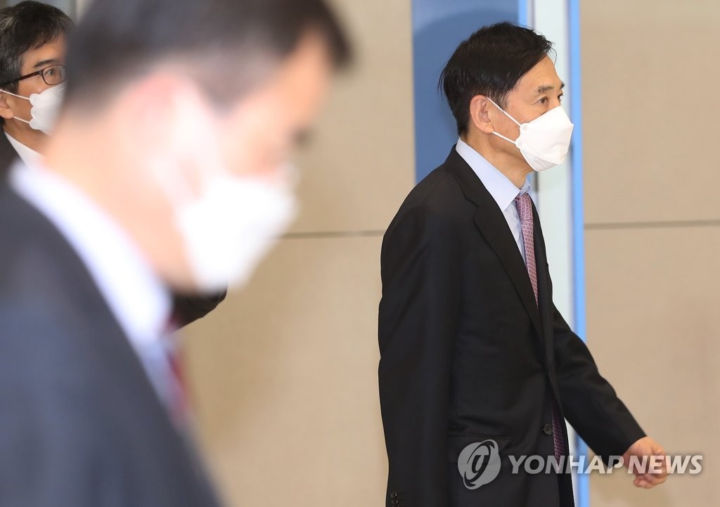 귀국하는 이주열 한국은행 총재