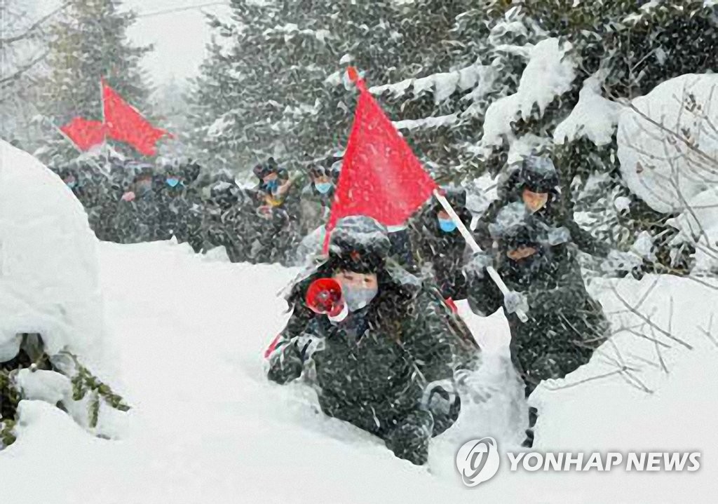 북한, 코로나19에도 '백두산 답사' 계속…마스크는 착용