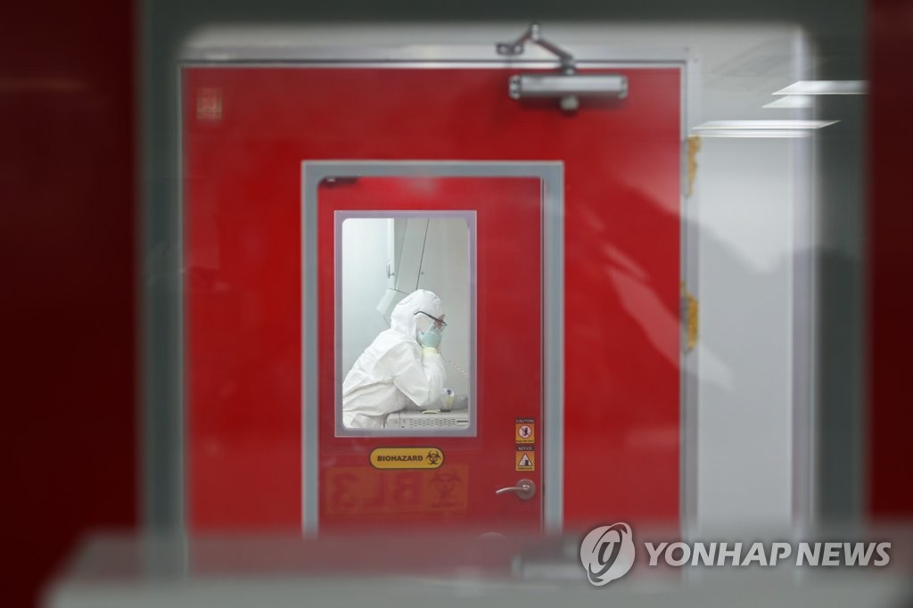 이중 문으로 격리된 코로나19 검체 실험실