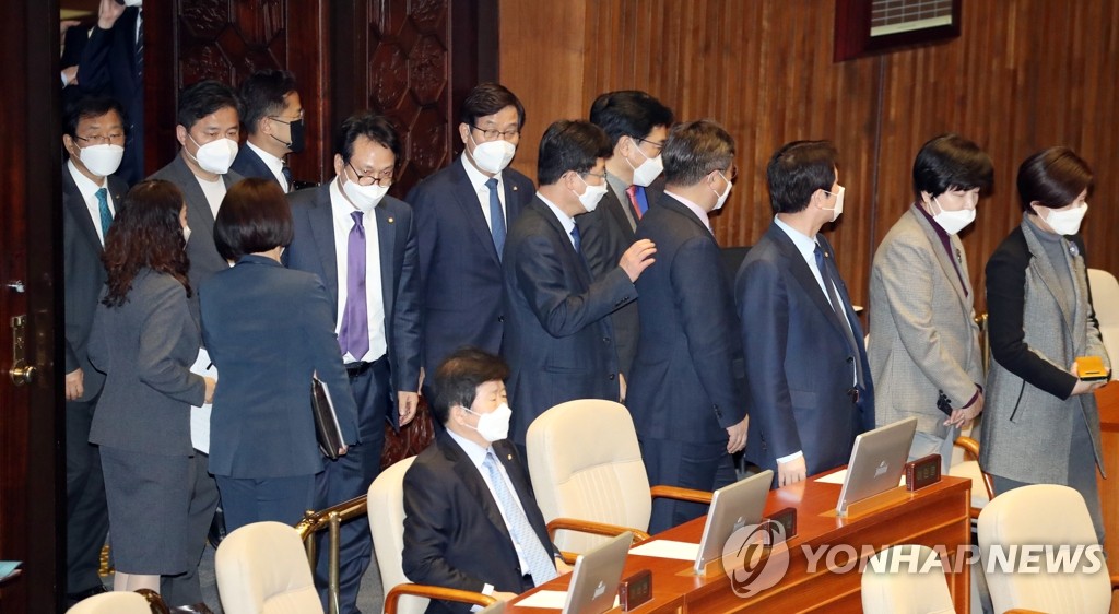 마스크 끼고 입장하는 더불어민주당 의원들