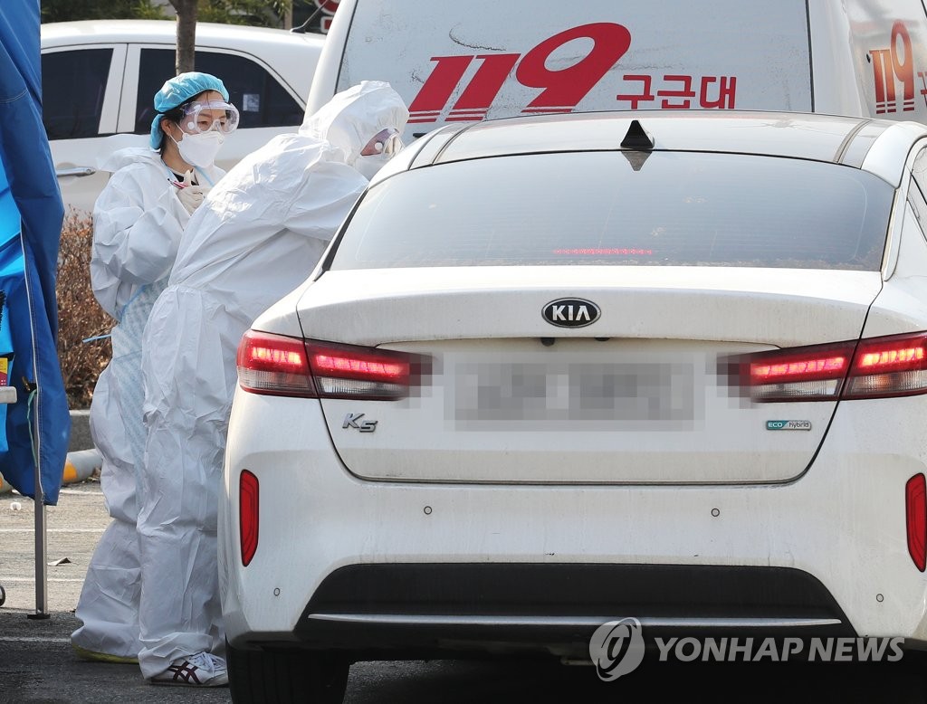 차안에서 코로나19 검사받는 '드라이브 스루'