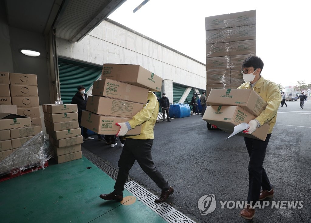 대구 곳곳으로 배분되는 마스크 106만개