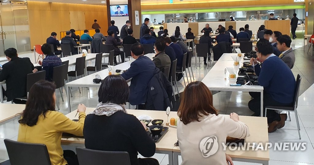 '코로나19' 위기가 만든 점심 구내식당의 풍경