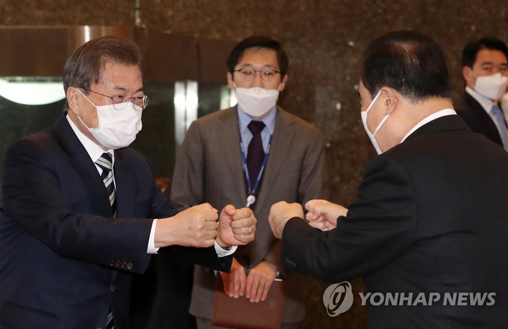 문 대통령, 문 의장과 주먹 인사