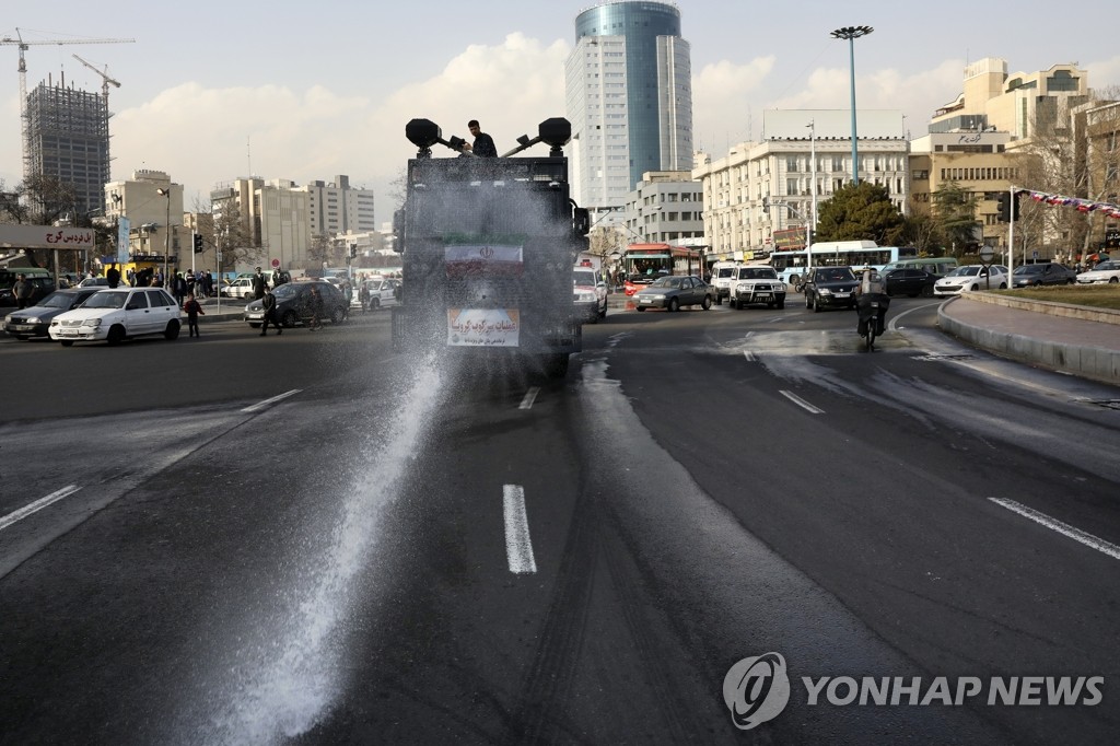 ３月１日、テヘラン市内で行われた道路の消毒作業＝（ＡＰ＝聯合ニュース）