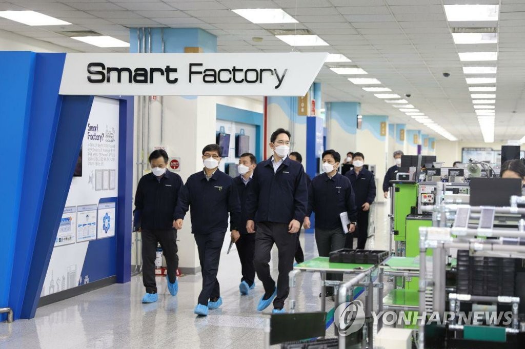 In this photo provided by Samsung Electronics Co., Samsung Electronics Vice Chairman Lee Jae-yong (R) inspects the company's factory in Gumi, North Gyeongsang Province, on March 3, 2020. (PHOTO NOT FOR SALE) (Yonhap)