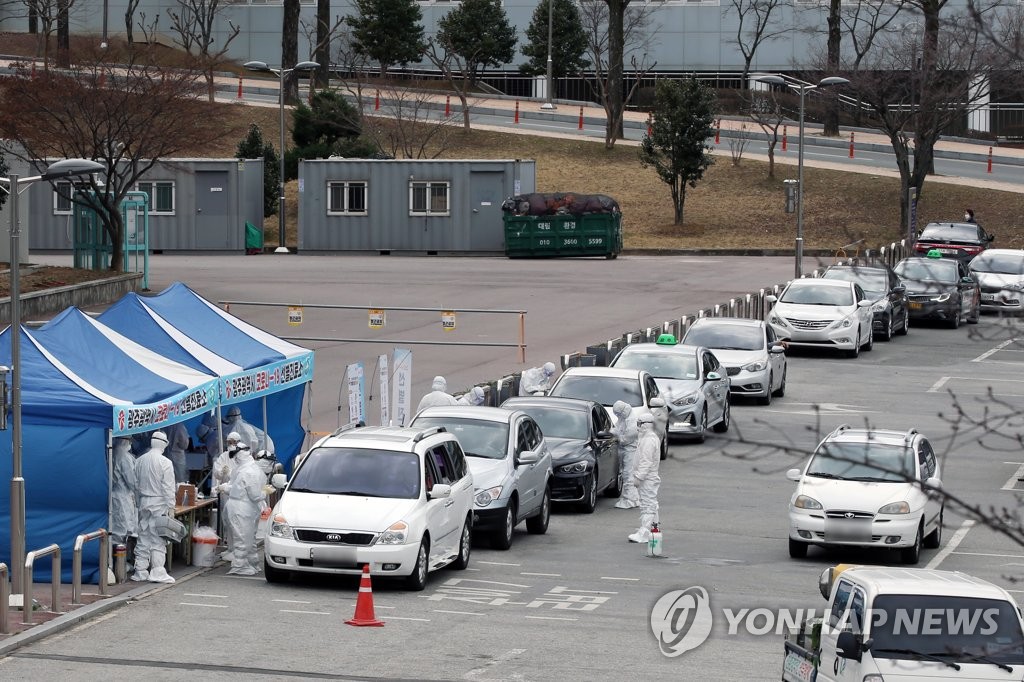 Cars are lined up at a drive-through coronavirus test center in Gwangju, South Korea, in this file photo taken March 3, 2020. (Yonhap)