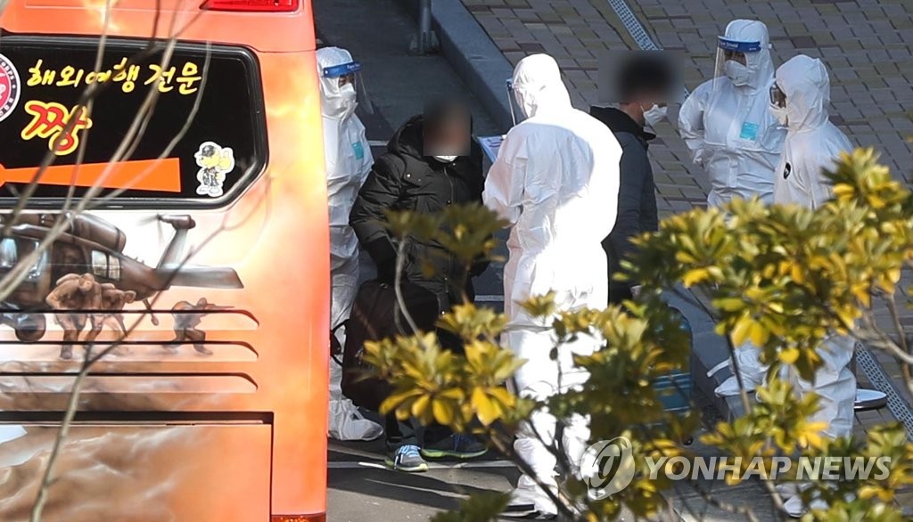 국립마산병원 도착한 경증환자