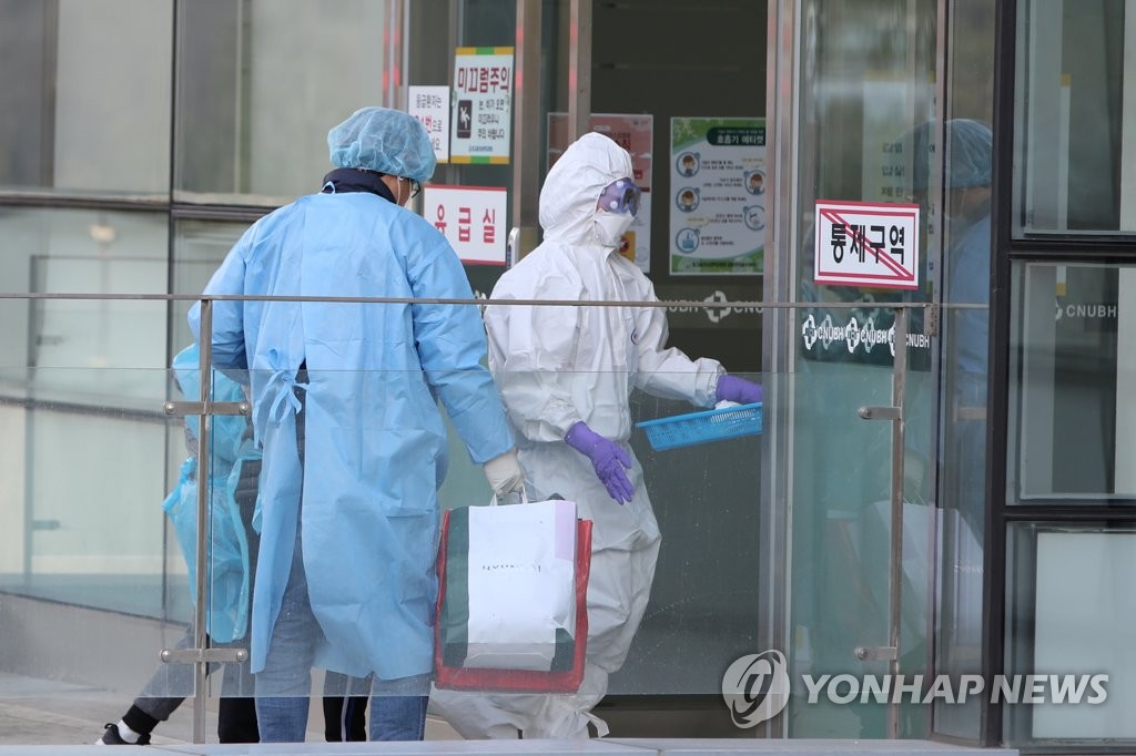대구환자 안내하는 광주의료진