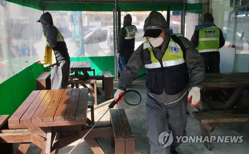 시내버스 승강장 방역소독 하는 자원봉사자들