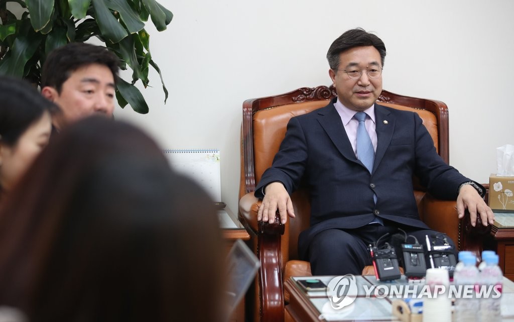 비례연합 플랫폼 관련 브리핑 하는 윤호중 사무총장
