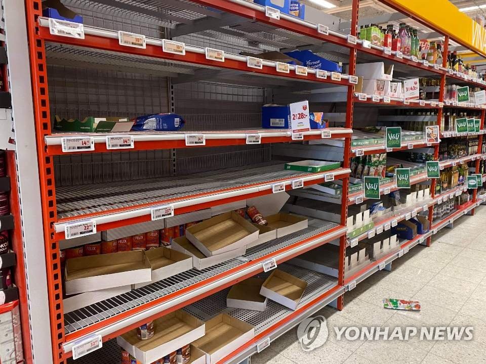 코로나19로 텅 빈 스웨덴 마트 식료품 창구