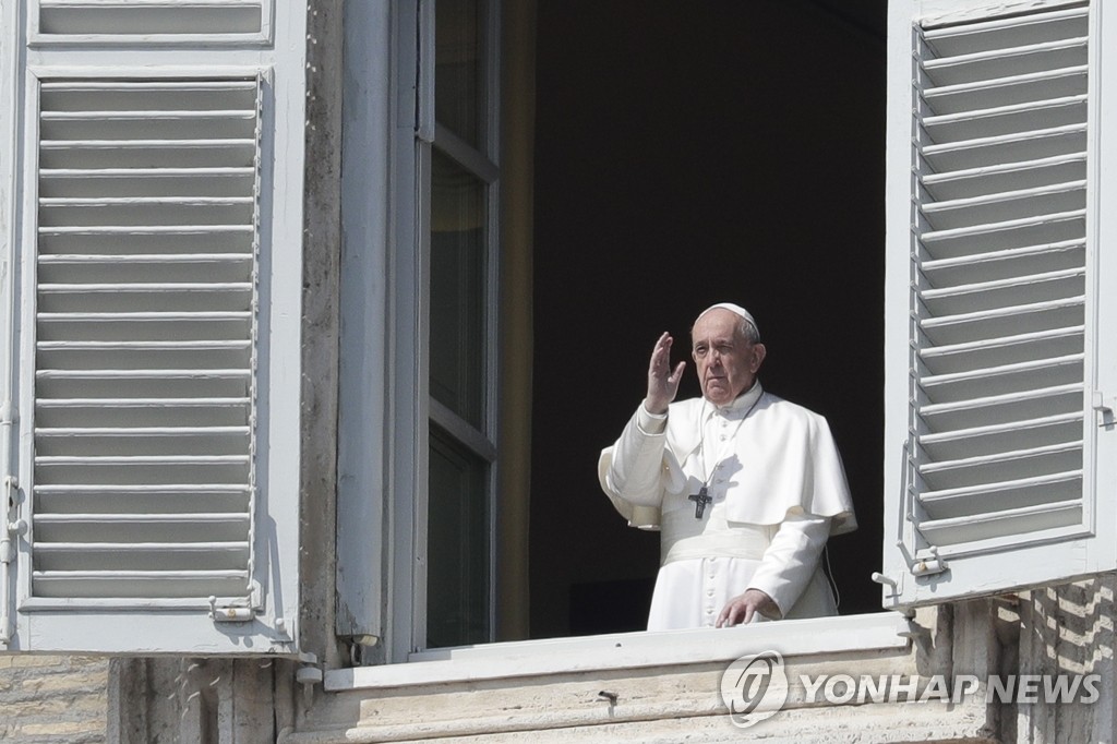 텅 빈 성베드로광장 향해 강복하는 교황