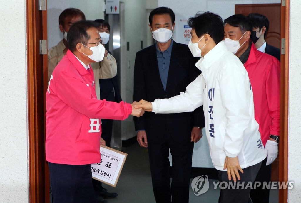 악수하는 홍준표와 이진훈