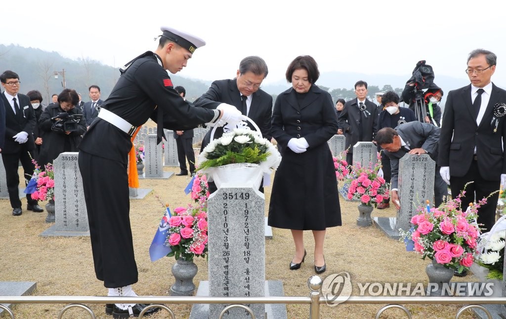 문 대통령 내외, 천안함 피격 용사 묘역에 헌화