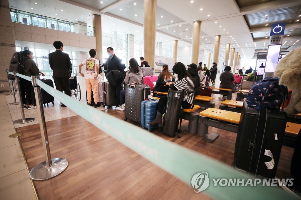 해외입국자 전용 공항버스 대기하는 해외발 입국자들