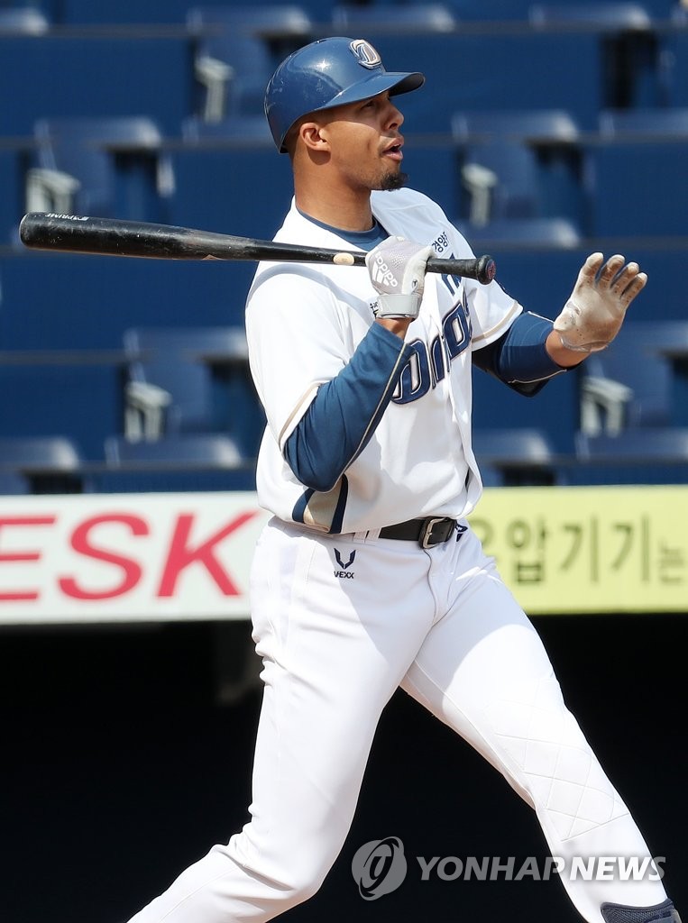 타격하는 NC 알테어
