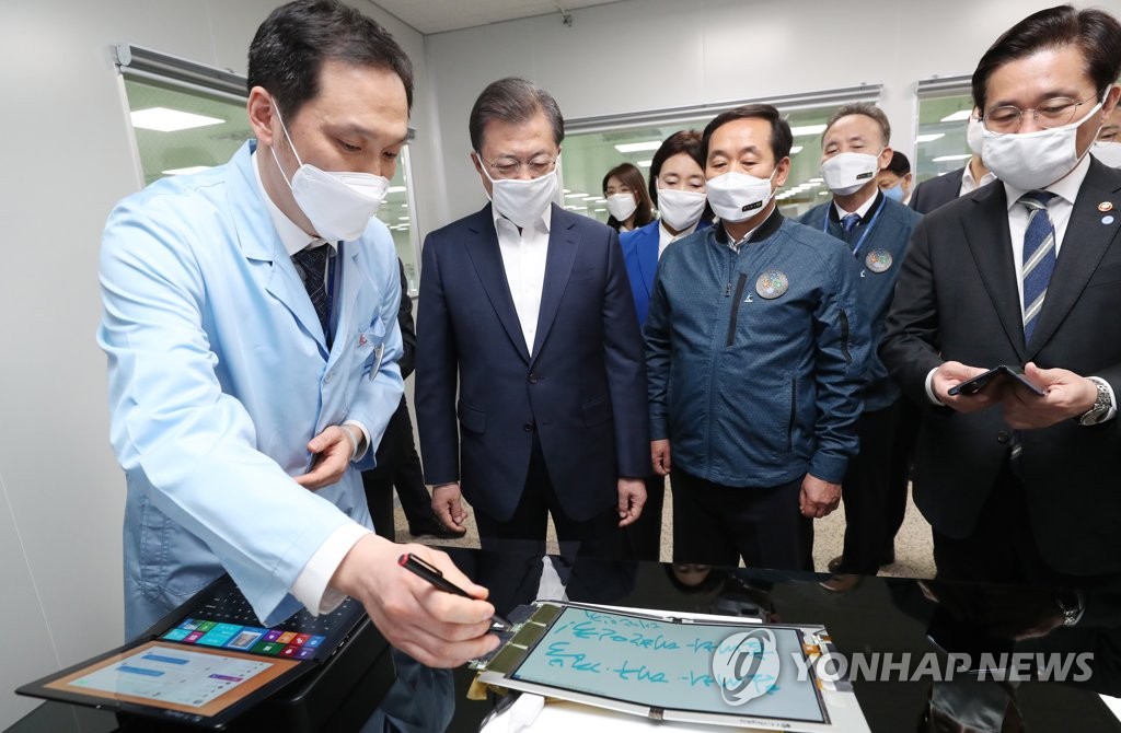 불화폴리이미드필름 설명 듣는 문 대통령