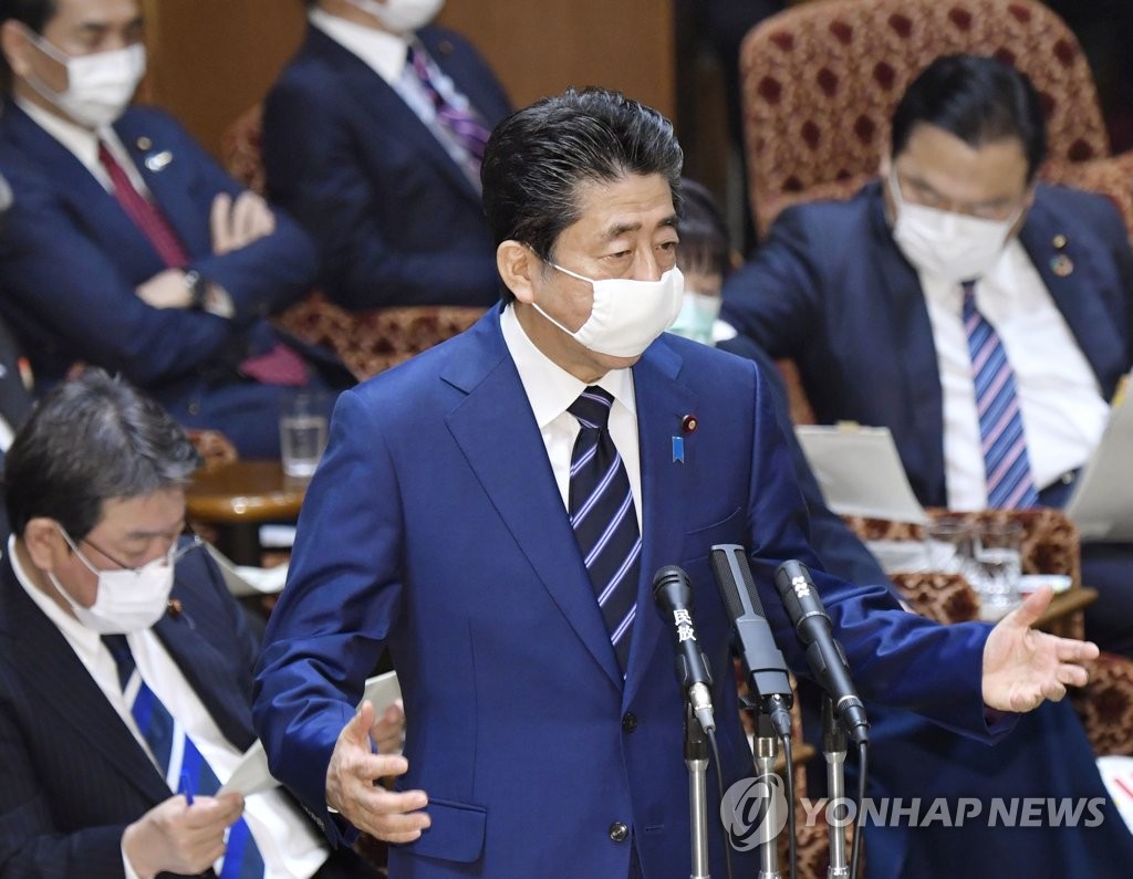 마스크 착용한 채 일본 참의원서 답변하는 아베 총리