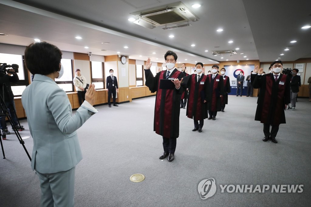 신임검사 선서 듣는 추미애 법무부 장관