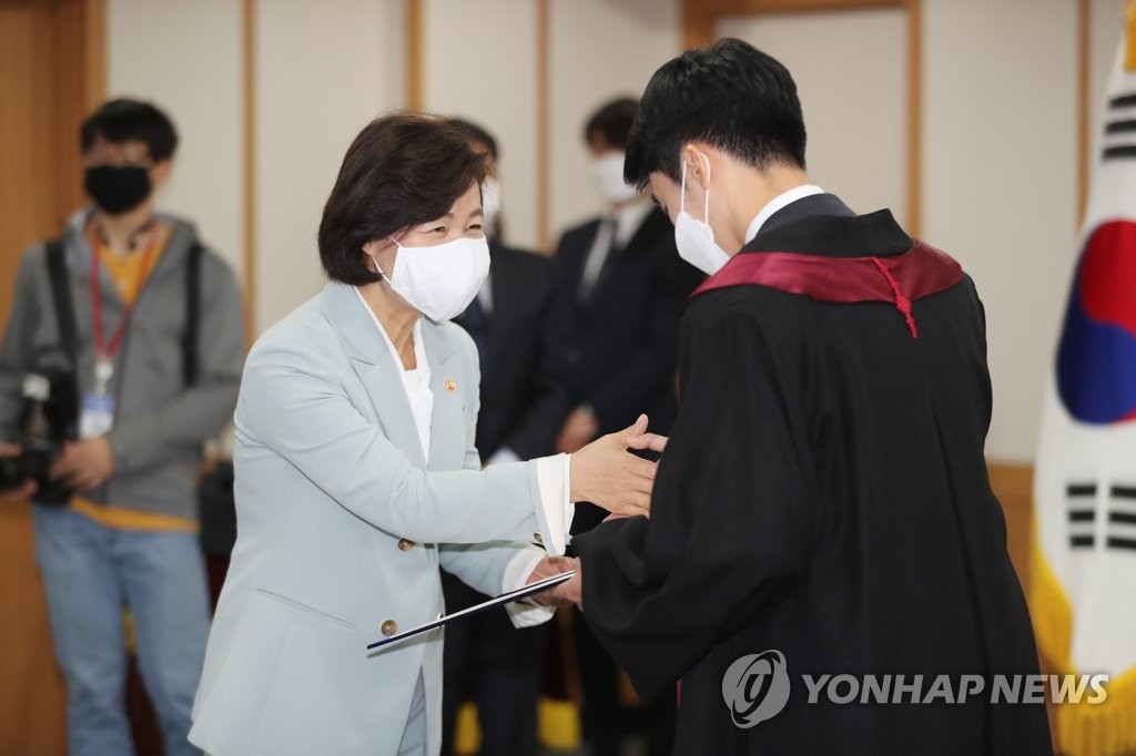 신임검사와 악수하는 추미애 법무부 장관