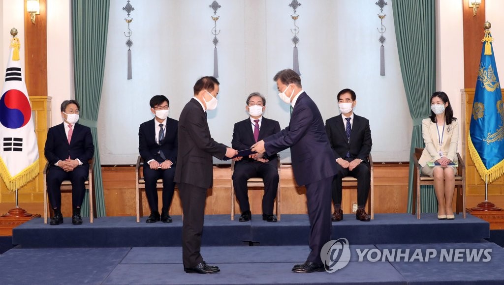 위촉장 받는 김이수 정부공직자윤리위원장