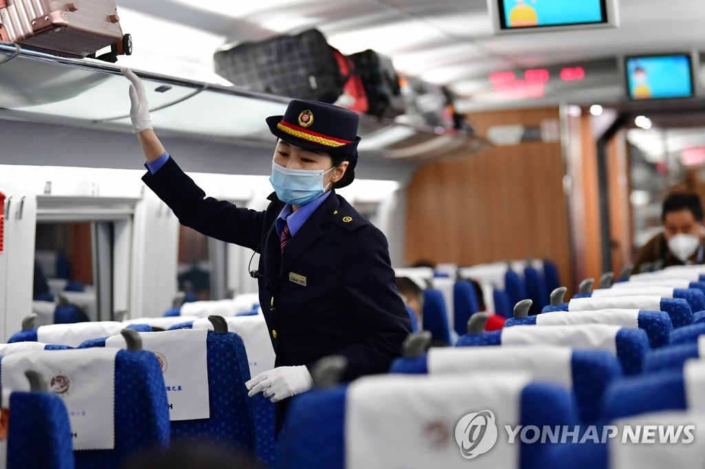 운행 재개 열차 내부 점검하는 중국 승무원