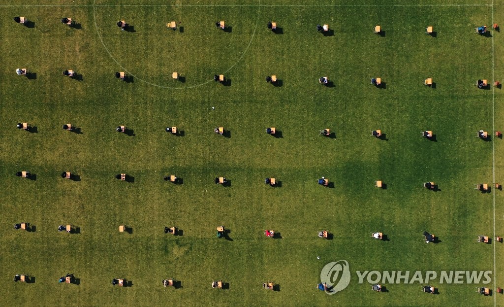 축구장서 치러진 공사 신규채용 필기시험