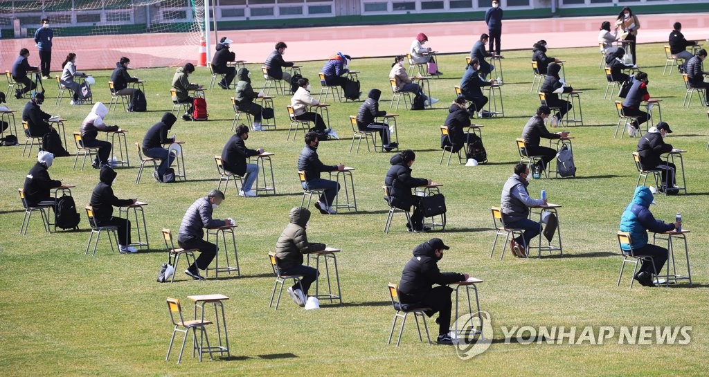 시험장으로 변신한 축구장