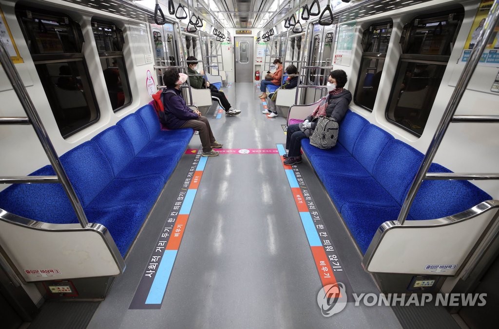 ′한산한 지하철′…거리 두기는 계속