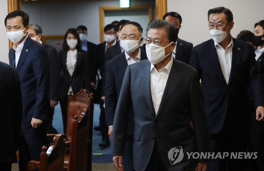 간담회 입장하는 문 대통령
