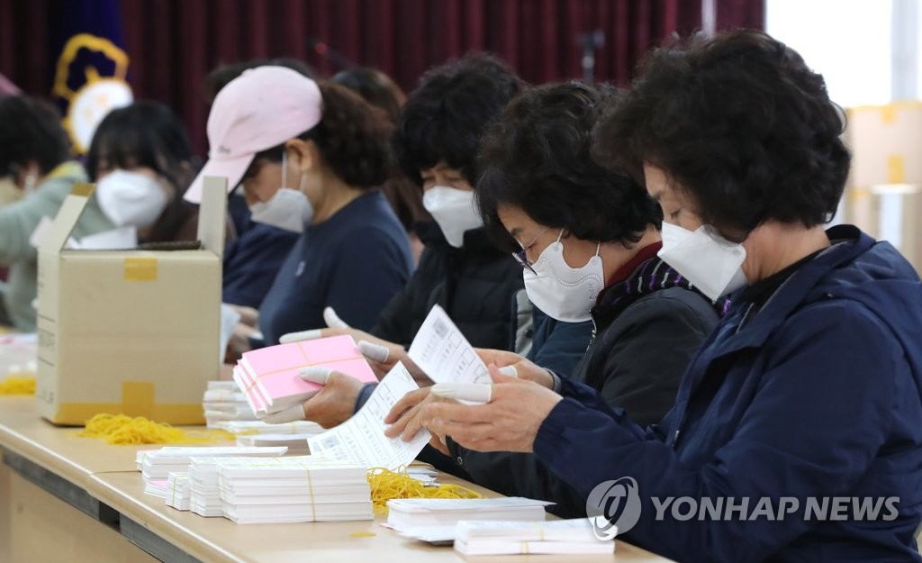 총선 투표용지 검수