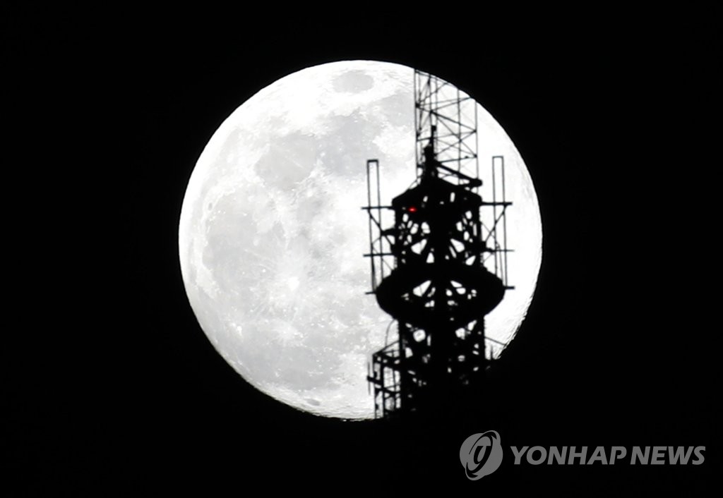 '오늘 밤 큰 보름달 보세요'