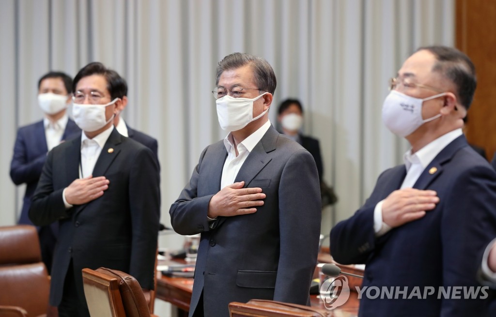국기에 경례하는 문 대통령