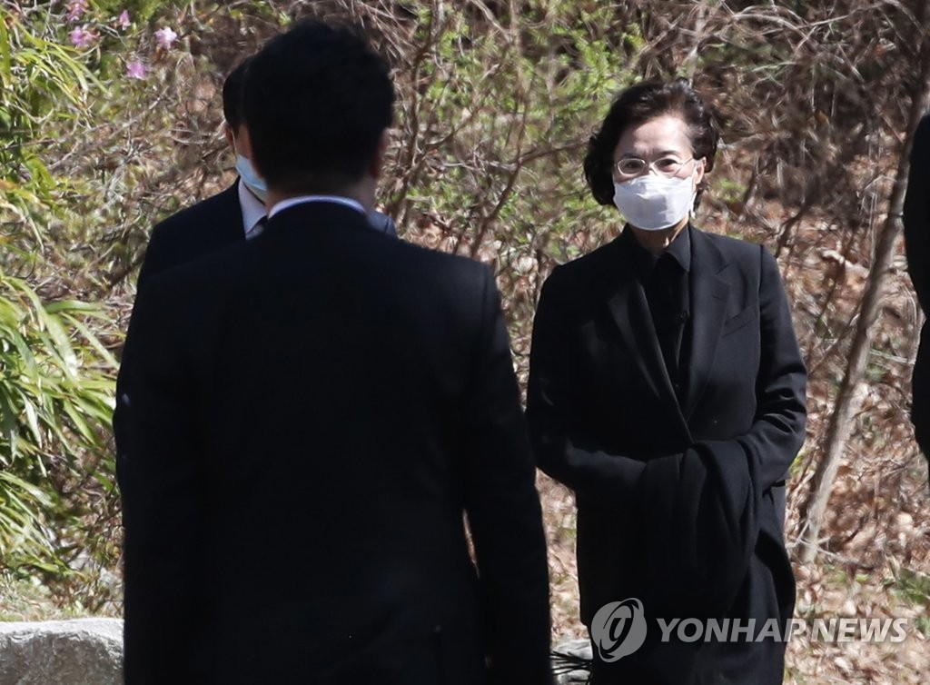 조양호 회장 1주기 추모 행사 마치고 나오는 이명희