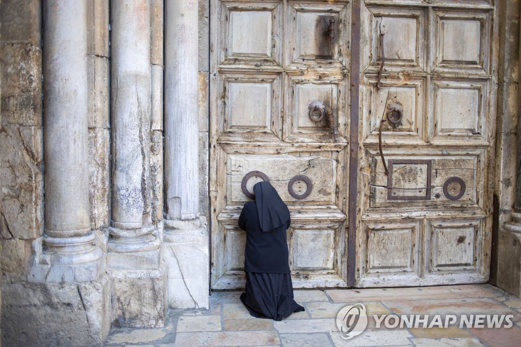 성목요일에도 문 닫은 예루살렘 성묘교회