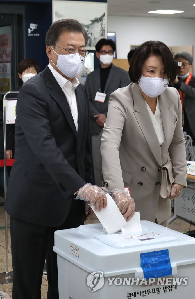 文大統領夫妻が期日前投票 文大統領夫妻が期日前投票