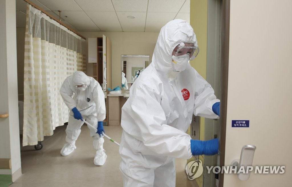 환자 떠난 병실 청소하는 직원들