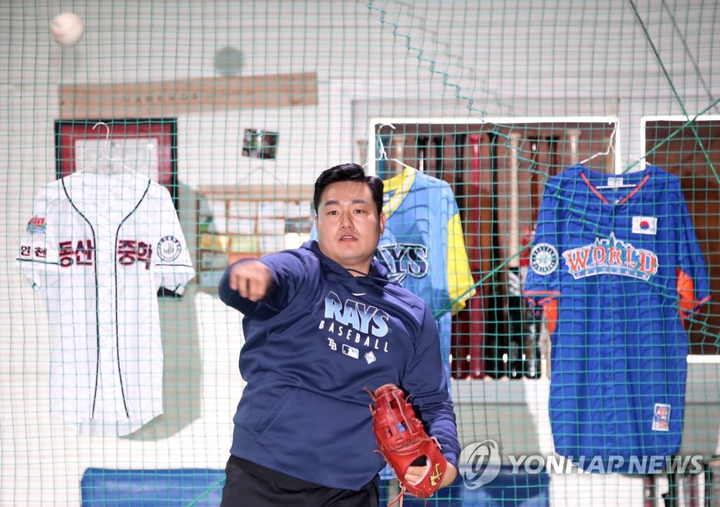 Choi Ji-man of the Tampa Bay Rays plays catch at a private baseball academy run by his brother in Incheon, 40 kilometers west of Seoul, on April 13, 2020. (Yonhap)