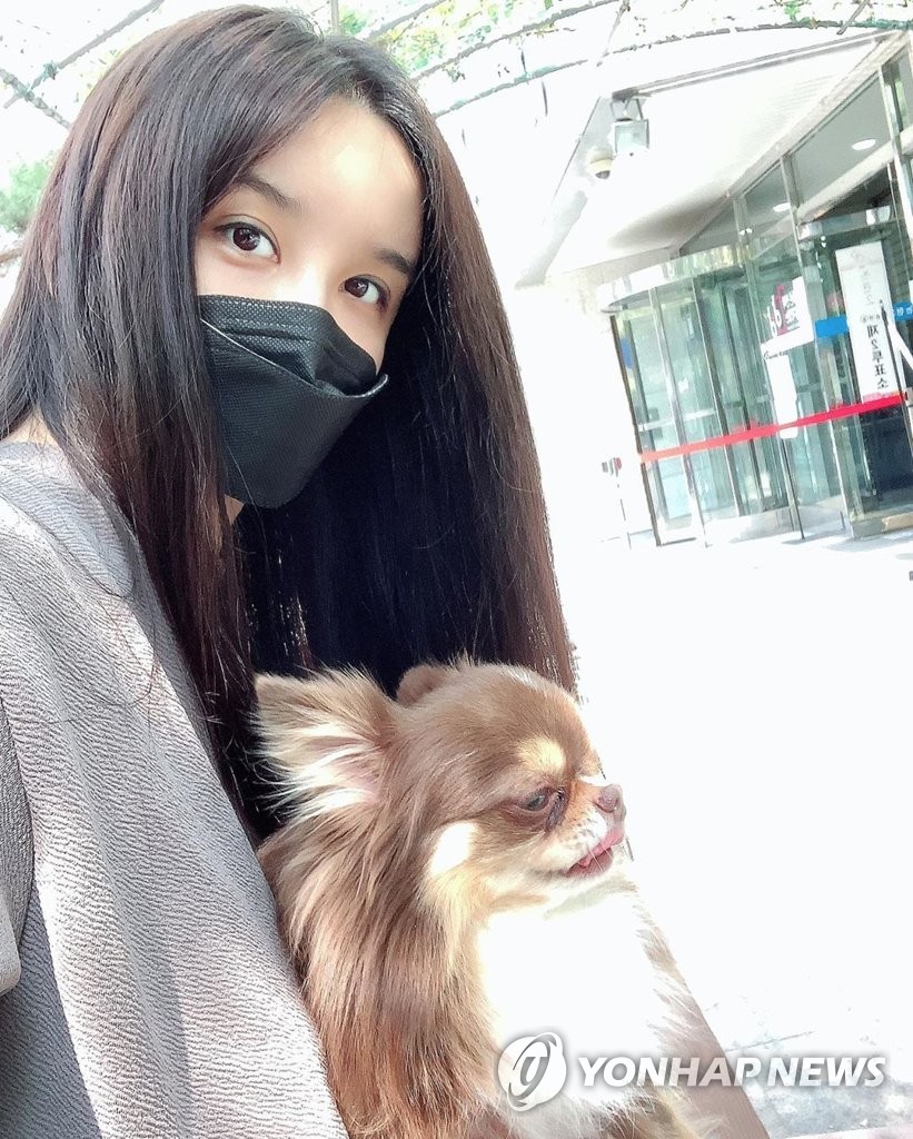 하리수, 반려견과 함께 투표 인증샷