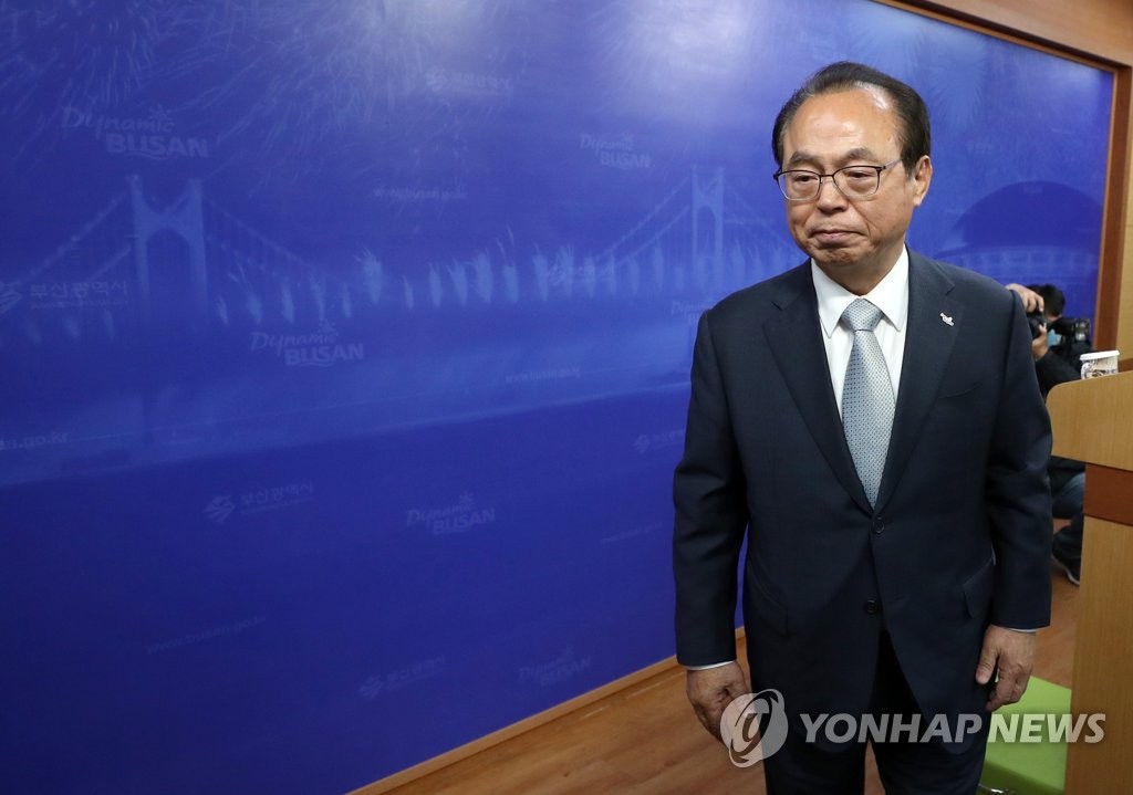 부산시청 나서는 오거돈 부산시장