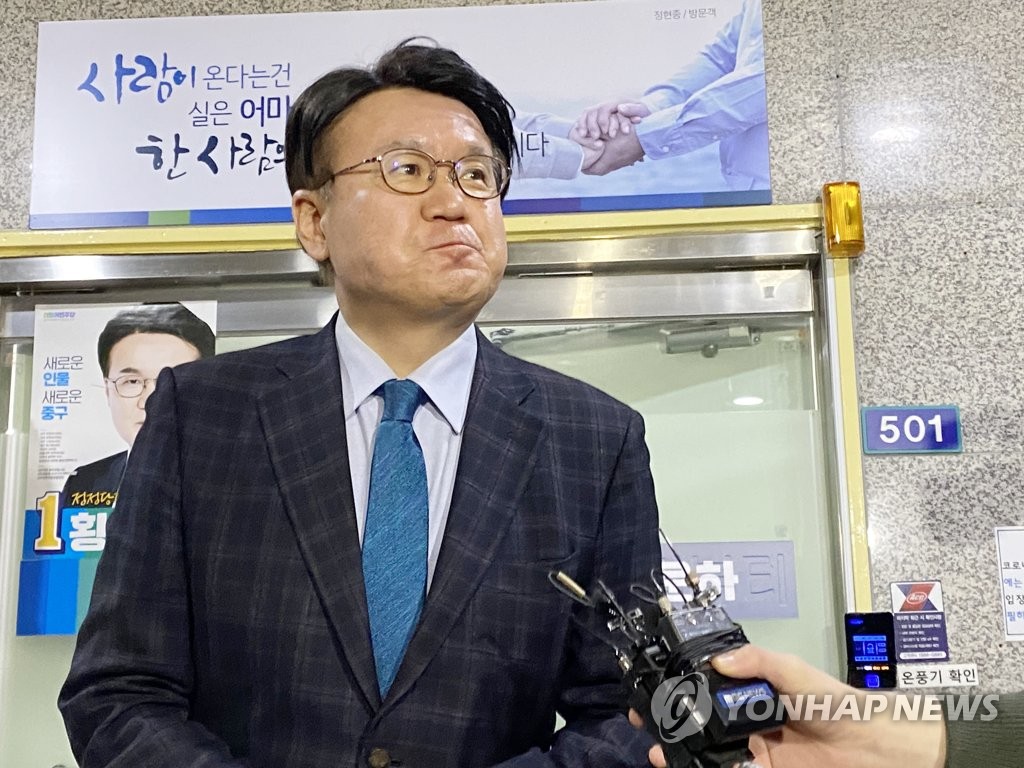 취재진 질문에 답하는 황운하 당선인