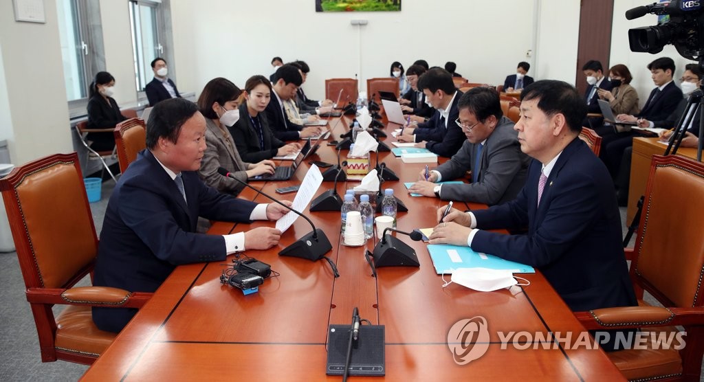 Vice Finance Minister Koo Yun-cheol (R) talks with Rep. Kim Jae-won of the main opposition United Future Party (L), who chairs the National Assembly's state budget committee, on April 24, 2020. (Yonhap)
