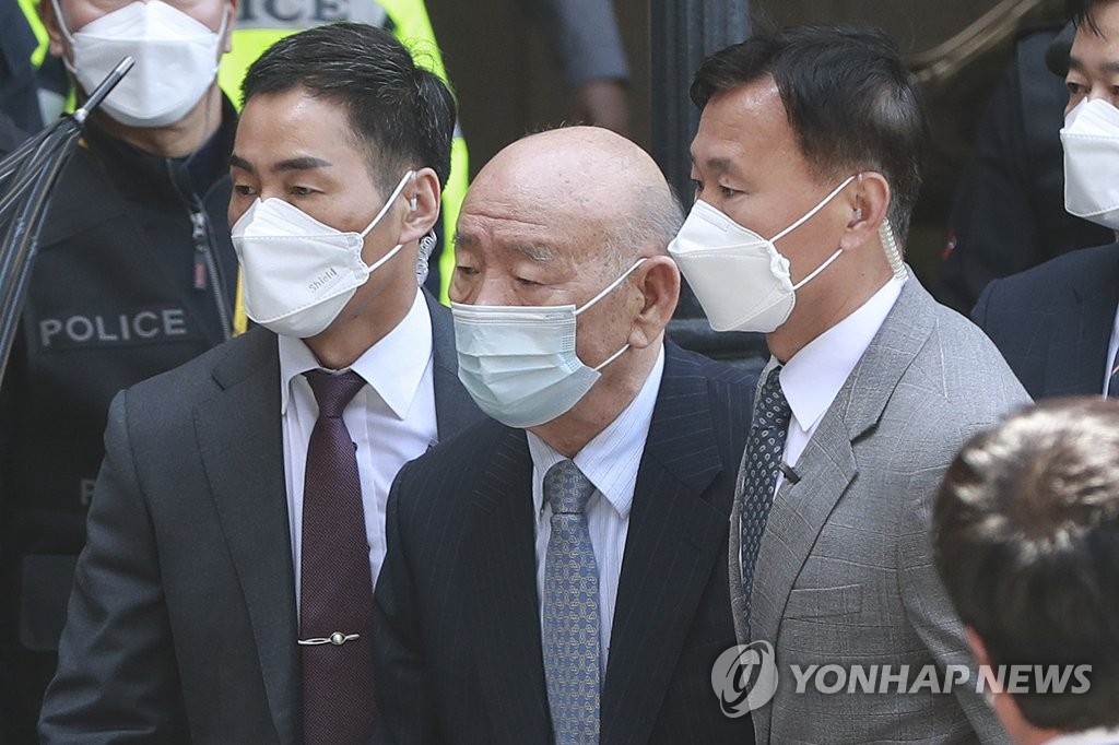 Former President Chun Doo-hwan (C) appears at a courthouse in the country's southwestern city of Gwangju on April 27, 2020, amid an ongoing libel trial surrounding his controversial memoir published back in 2017. (Yonhap)
