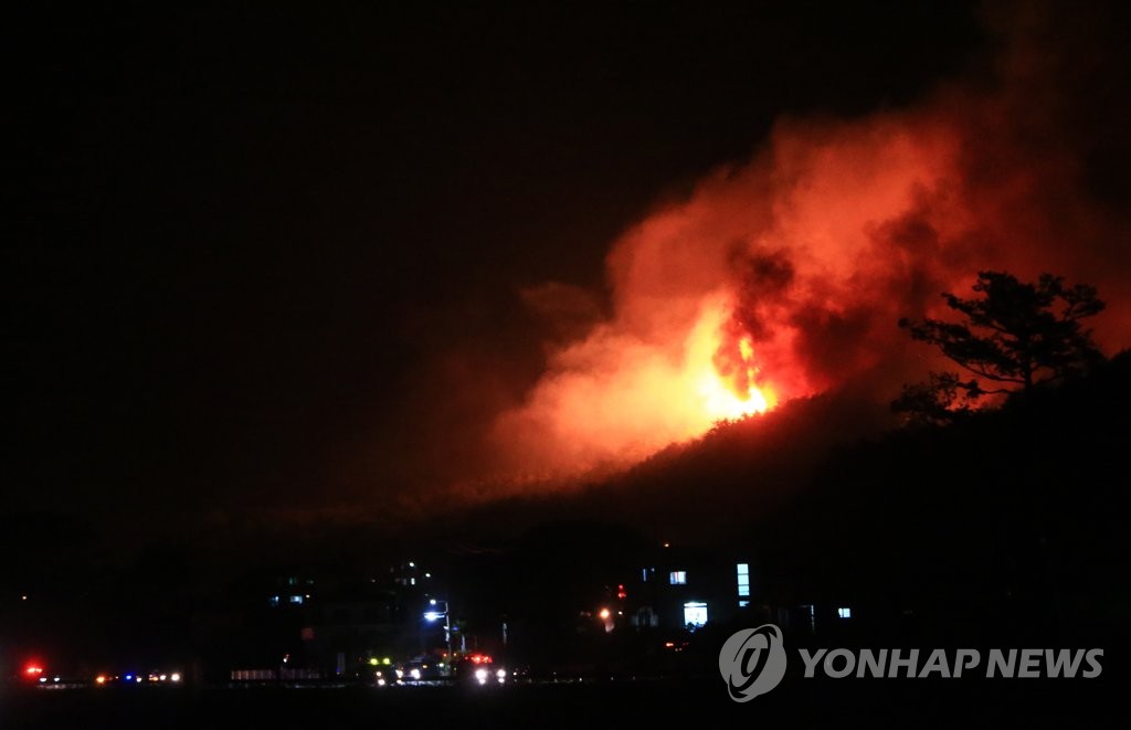 강원 고성 야산서 불…주민 대피령