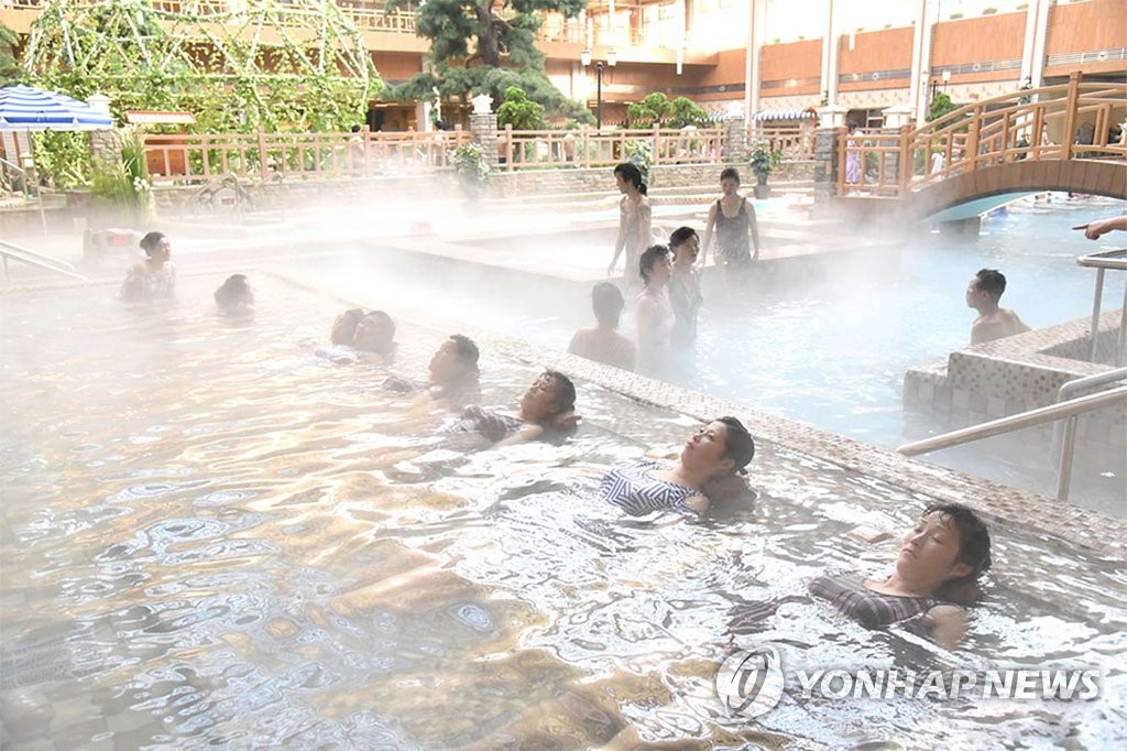 온천 즐기는 북한 주민들