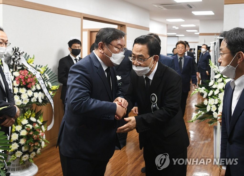 '여야 신임 원내사령탑' 주호영 부친상 빈소서 첫 회동