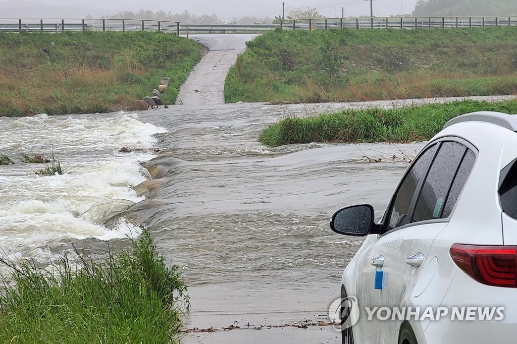 폭우에 불어난 하천