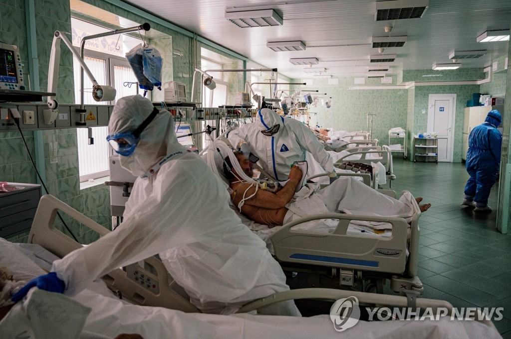 코로나19 집중치료실에서 환자 돌보는 러시아 의료진